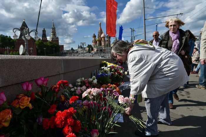 Возложение цветов к месту убийства Бориса Немцова в Москве
