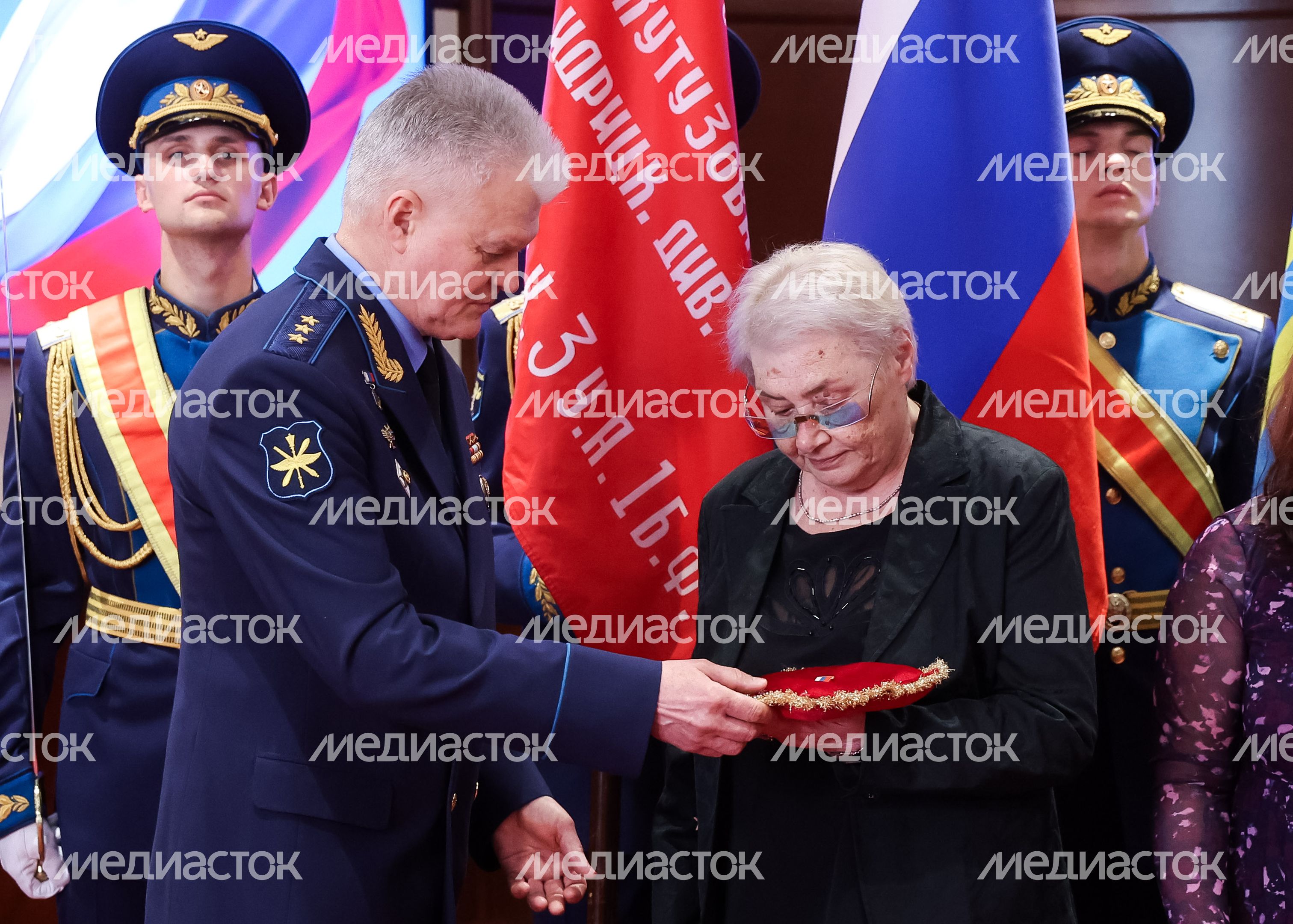 Родственникам легендарного лётчика Николая Терёхина передали "Золотую Звезду" Героя России Родственникам легендарного лётчика Николая Терёхина передали "Золотую Звезду" Героя России