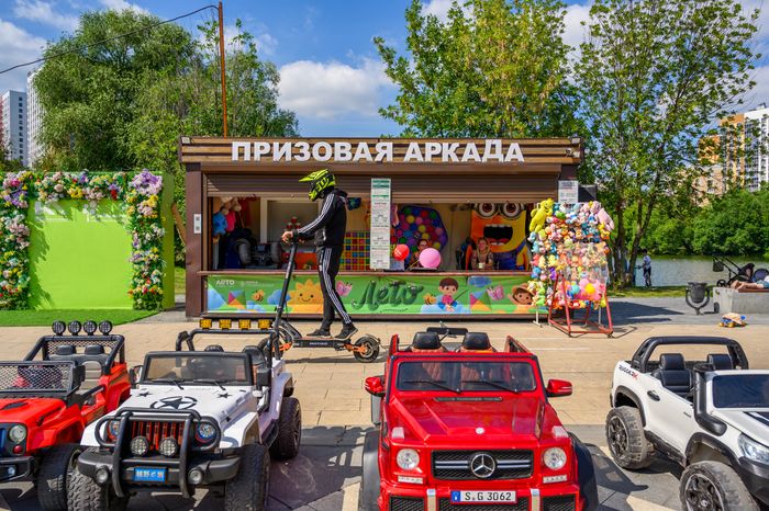 Аттракционы летом в Наташинском парке Люберец