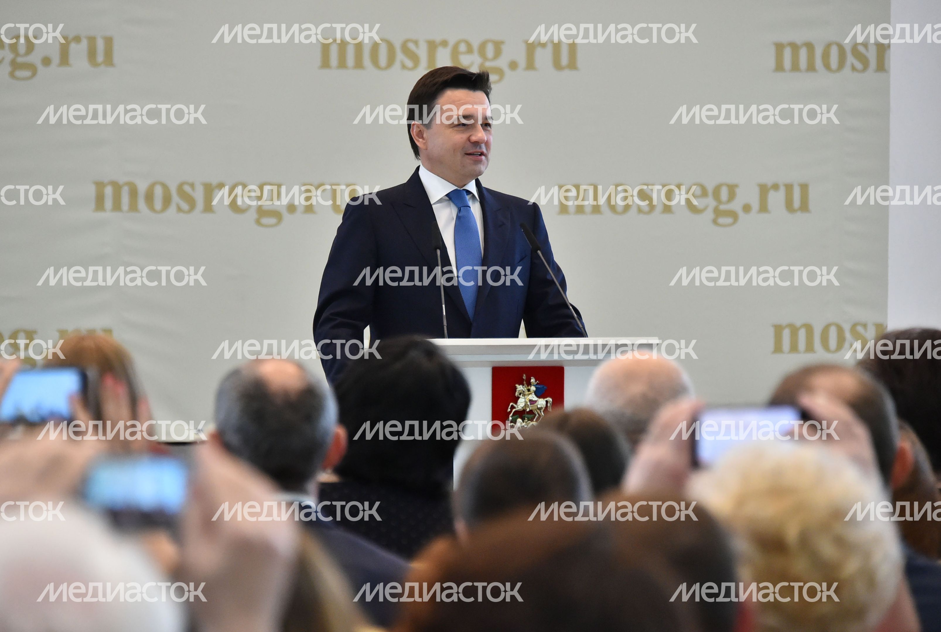 А. Воробьев вручил награды в честь Праздника весны и труда