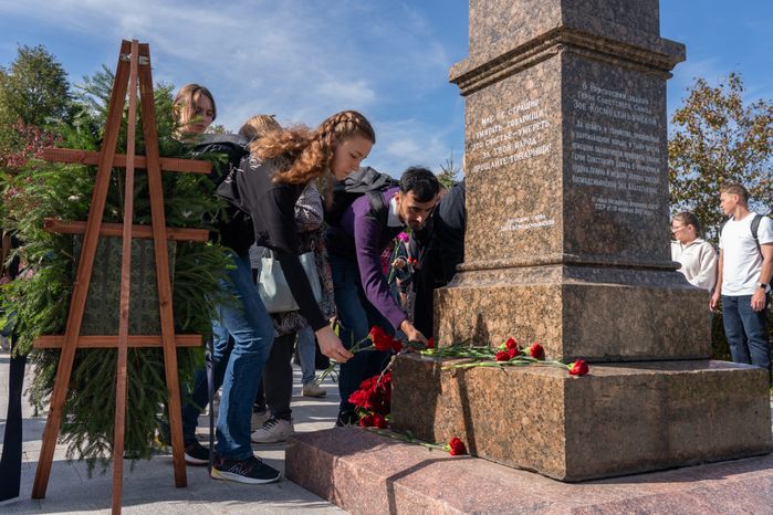 Возложение цветов к месту казни Зои Космодемьянской в музейном комплексе «Зоя» Рузского округа