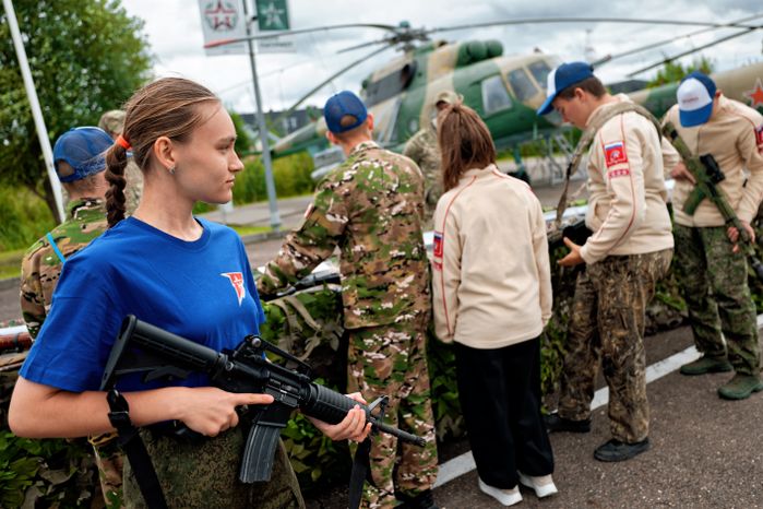 Военно-спортивная игра «Юнавиа» для молодежи в Центре военно-тактических игр парка «Патриот» Одинцовского округа