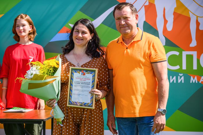 Председатель городского Совета депутатов, руководитель фракции "Единой России" Геннадий Попов наградил Татьяну Степанищеву