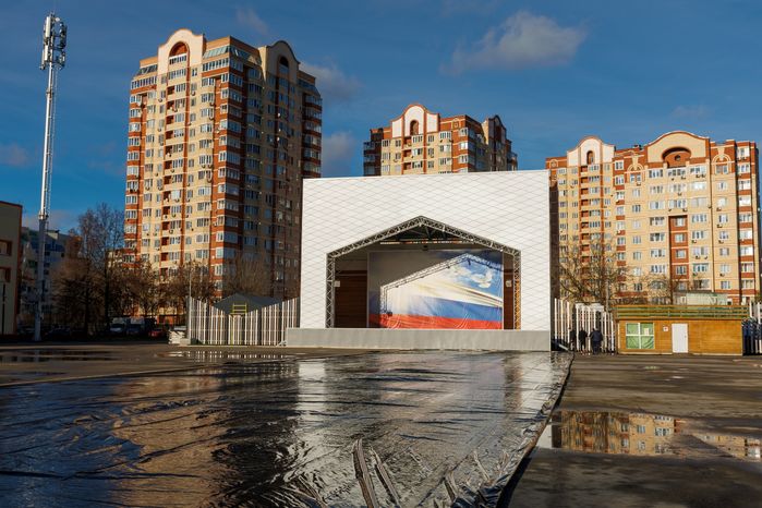 Сцена в Городском парке культуры и отдыха Долгопрудного осенью
