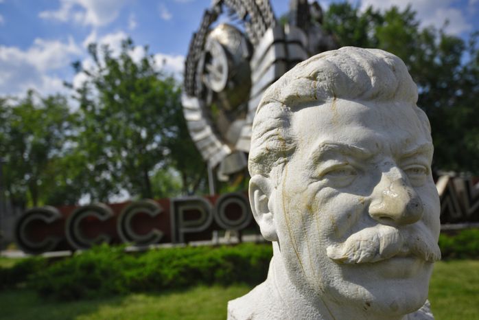 Бюст Сталина в парке Музеон в Москве