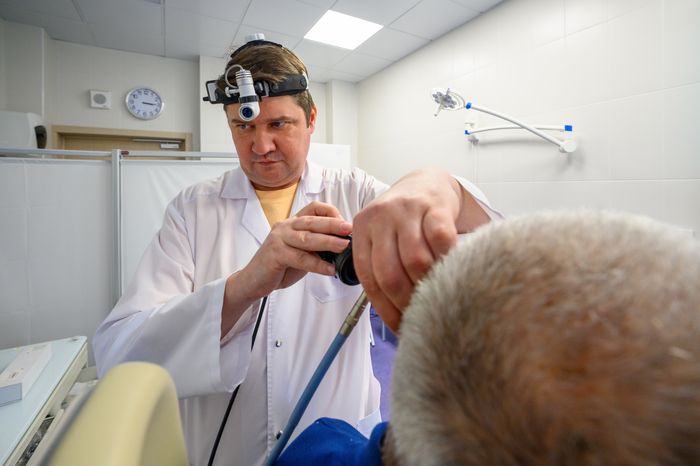 Пациент на приеме у лор-врача в поликлинике поселка Октябрьский округа Люберцы
