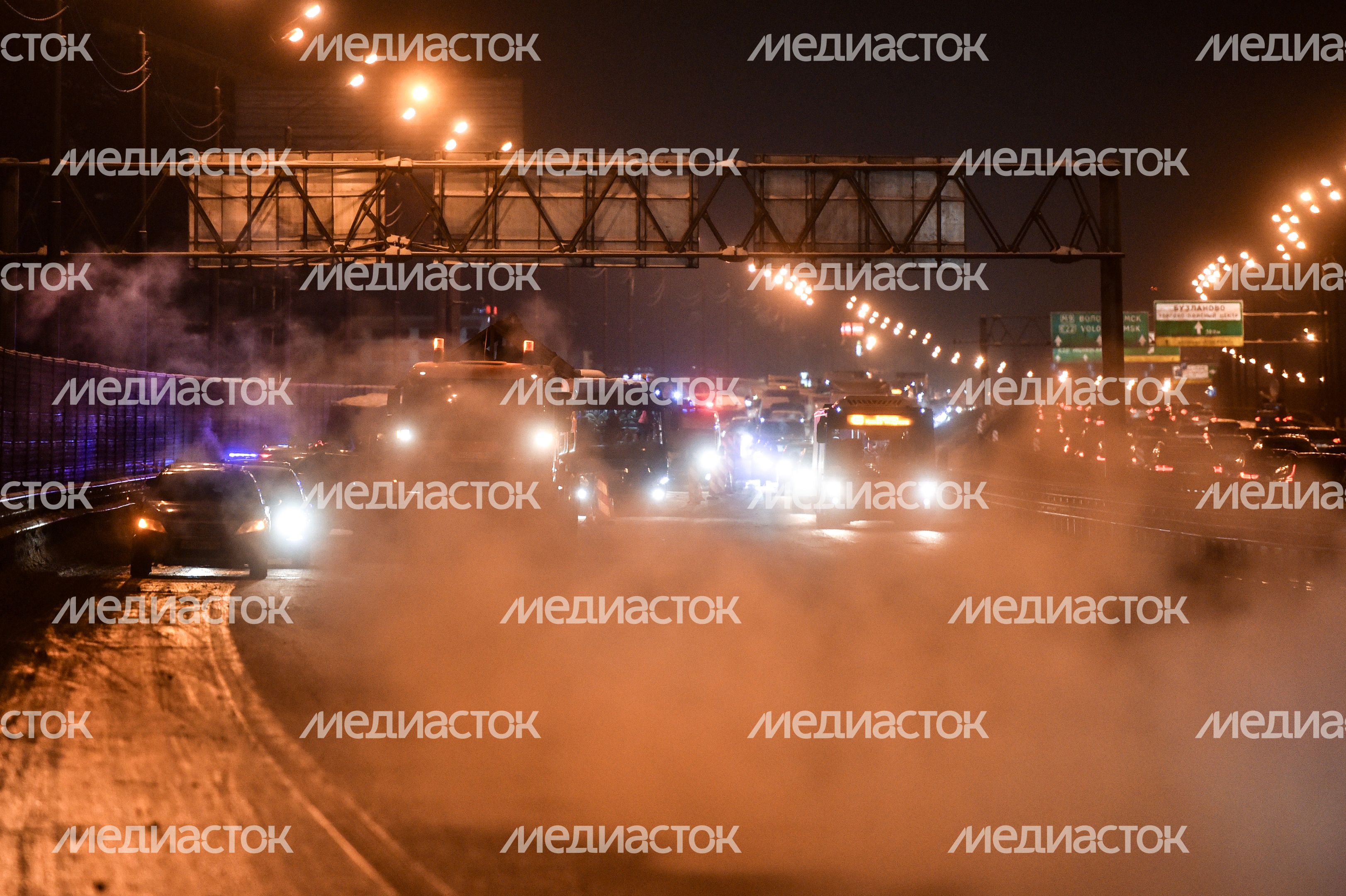 Кадры с места столкновения четырех автобусов и грузовика на Новорижском шоссе в Московской области