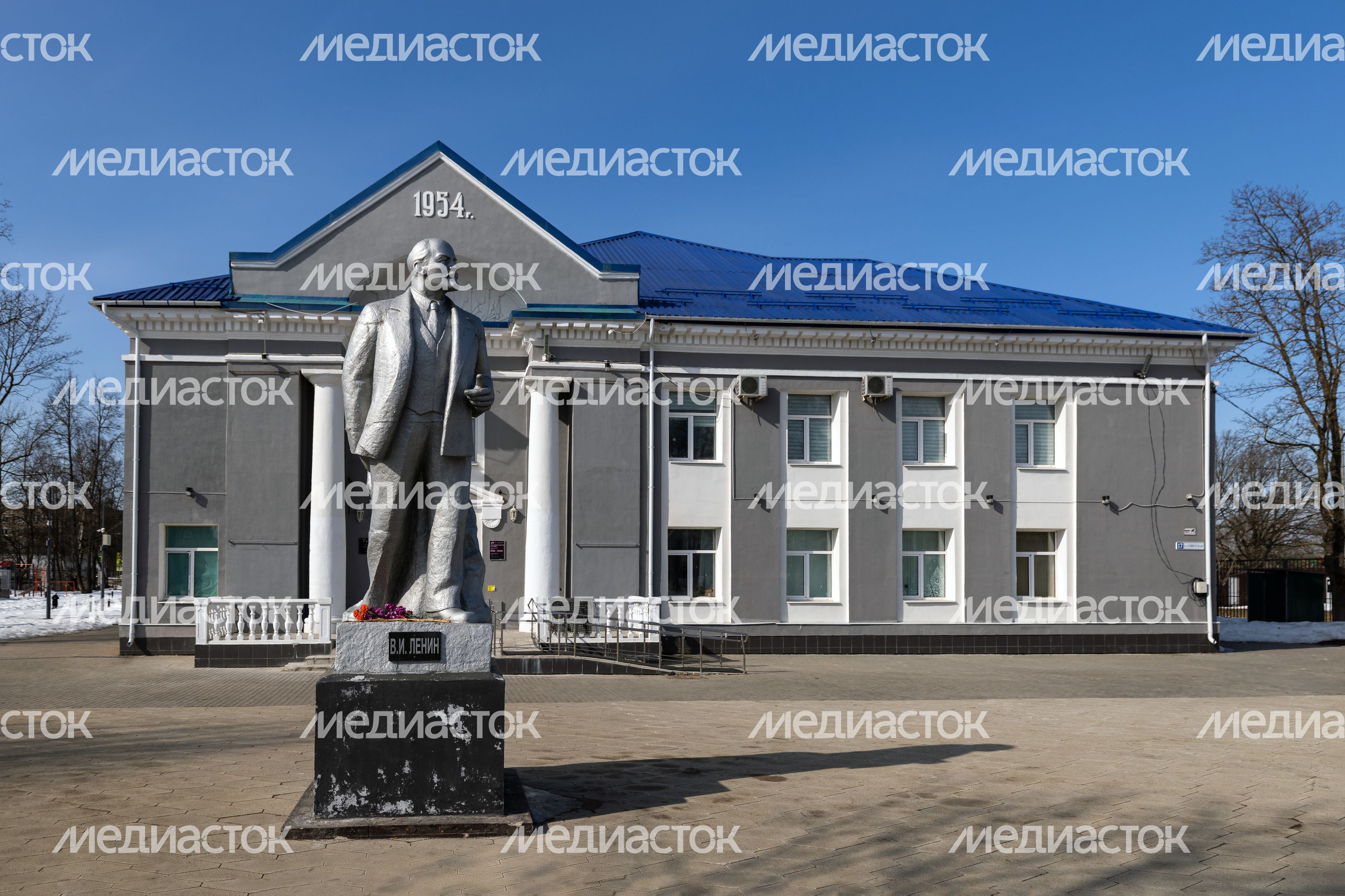 Памятник В.И. Ленину у Тучковского центра культуры и искусств Рузского округа