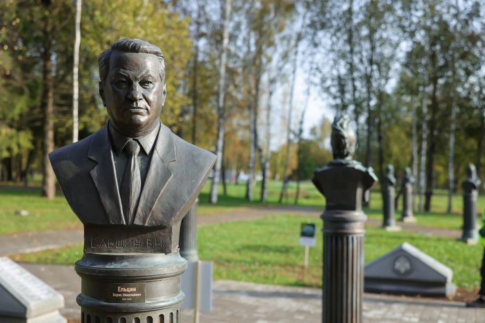 Бюст Бориса Ельцина в Аллее правителей в усадьбе Татищева под Солнечногорском