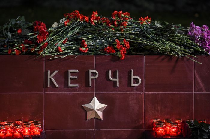 Возложение цветов к мемориалу города Керчь в Москве