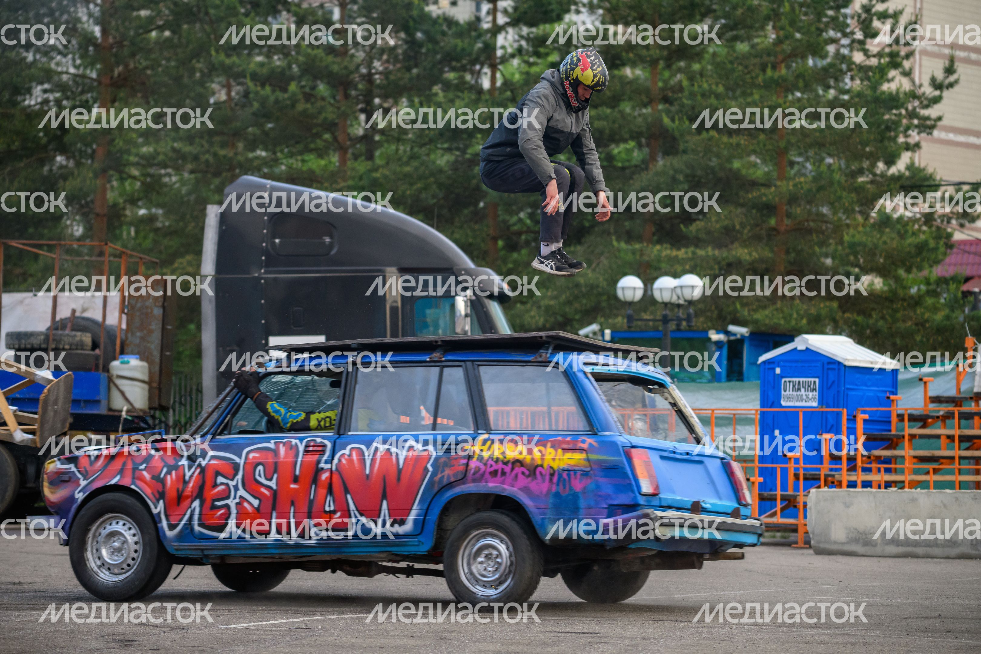 Невероятные трюки на автомобилях на шоу каскадеров в Чехове