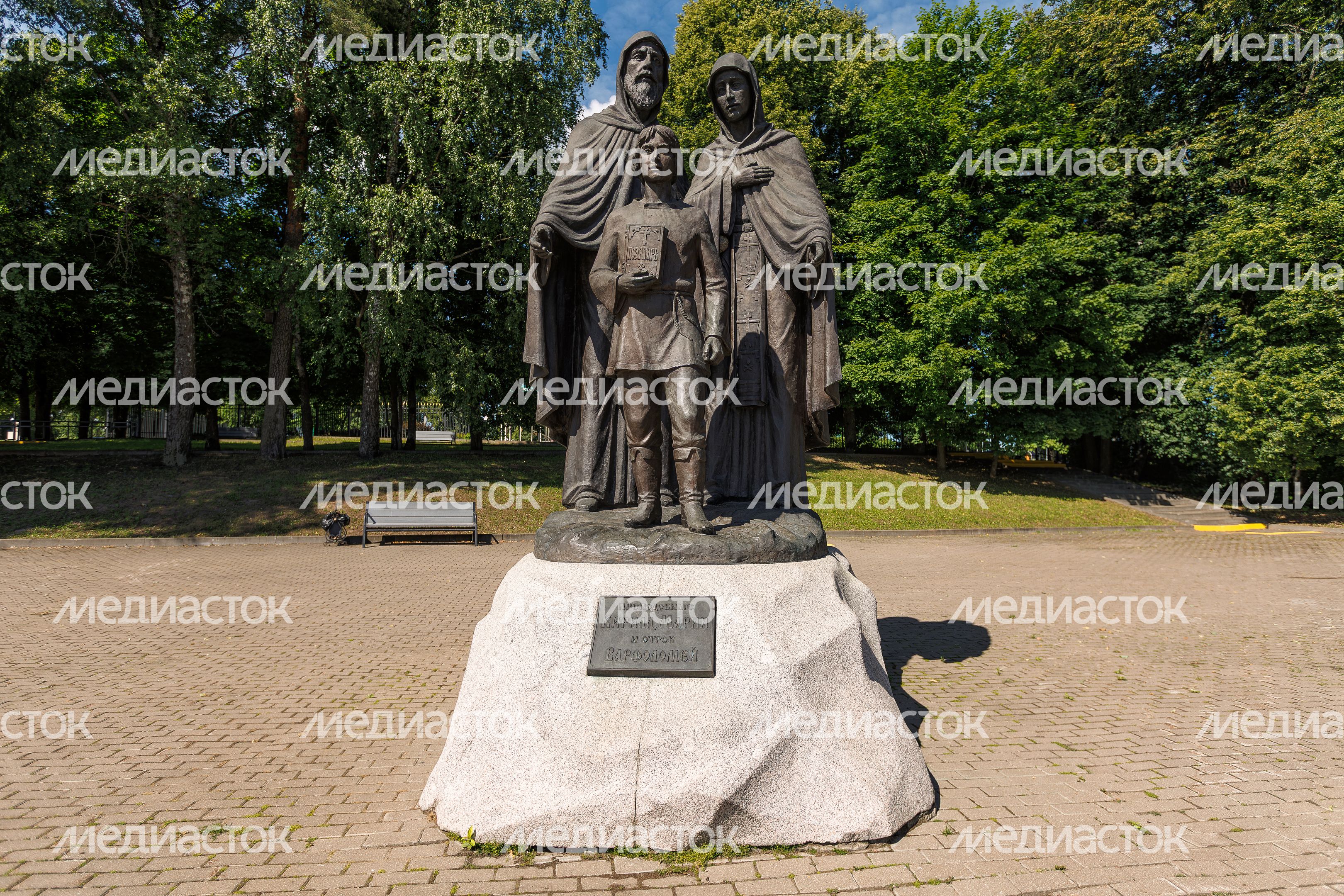 Памятник преподобному Кириллу, Марии и отроку Варфоломею в парке «Покровский» в Хотьково Сергиево-Посадского округа