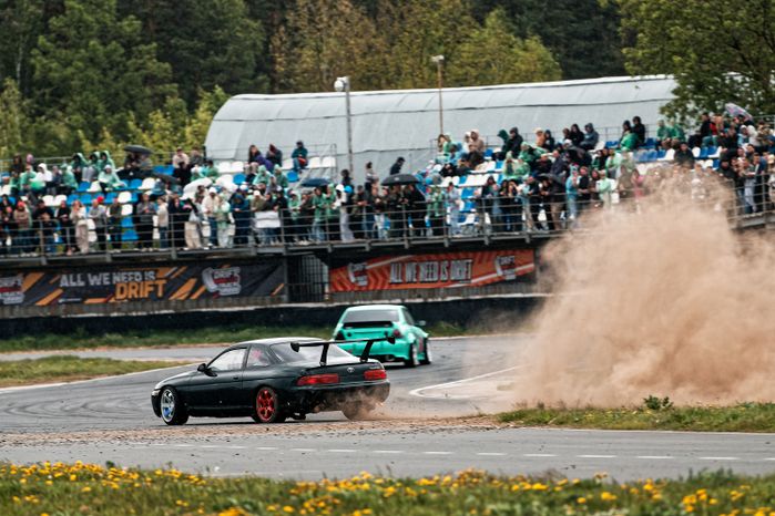 Гонка автомобилей на дрифт-фестивале скорости и драйва Drift Expo Track Mode 2025
