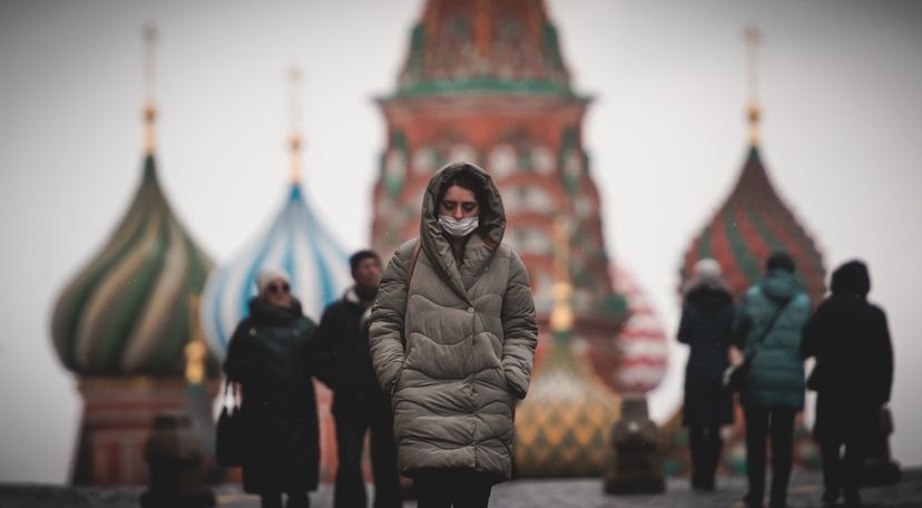Люди в масках в период эпидемии коронавируса