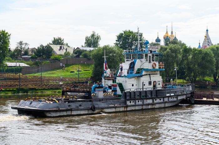 Буксир проходит по Москве-реке после раздвижения наплавного Бобреневского моста в Коломне