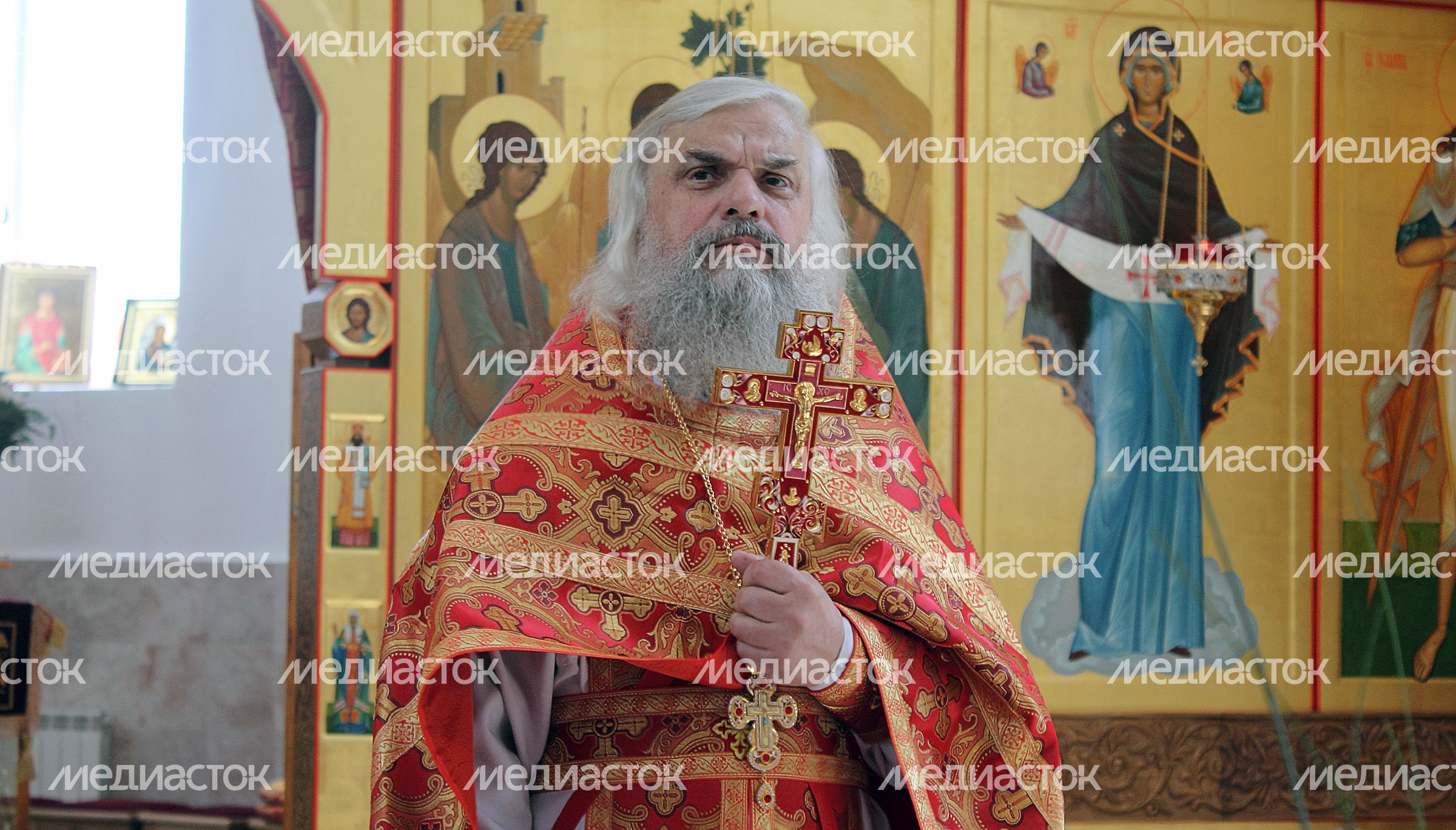 Священник в день празднования Пасхи в Королеве