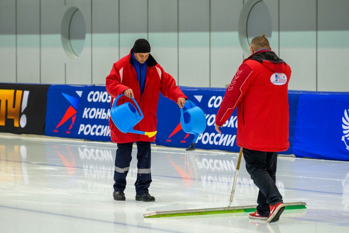 Заливка льда для Чемпионата России 2025 по конькобежному спорту в Коломне