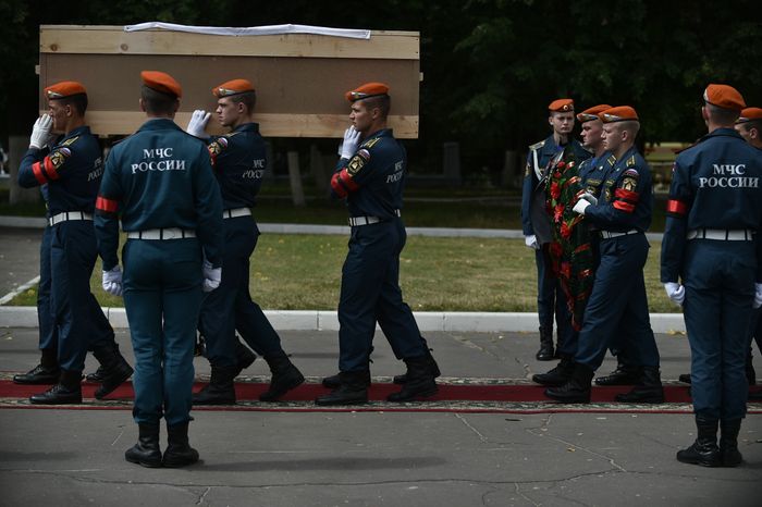 Прощание с погибшими членами экипажа самолета Ил-76 в Жуковском