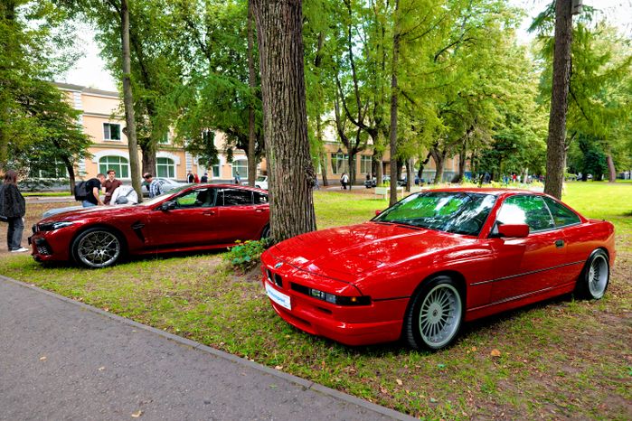Ретроавтомобили и суперкары на автофестивале «Автовыходные в Архангельском» в округе Красногорск