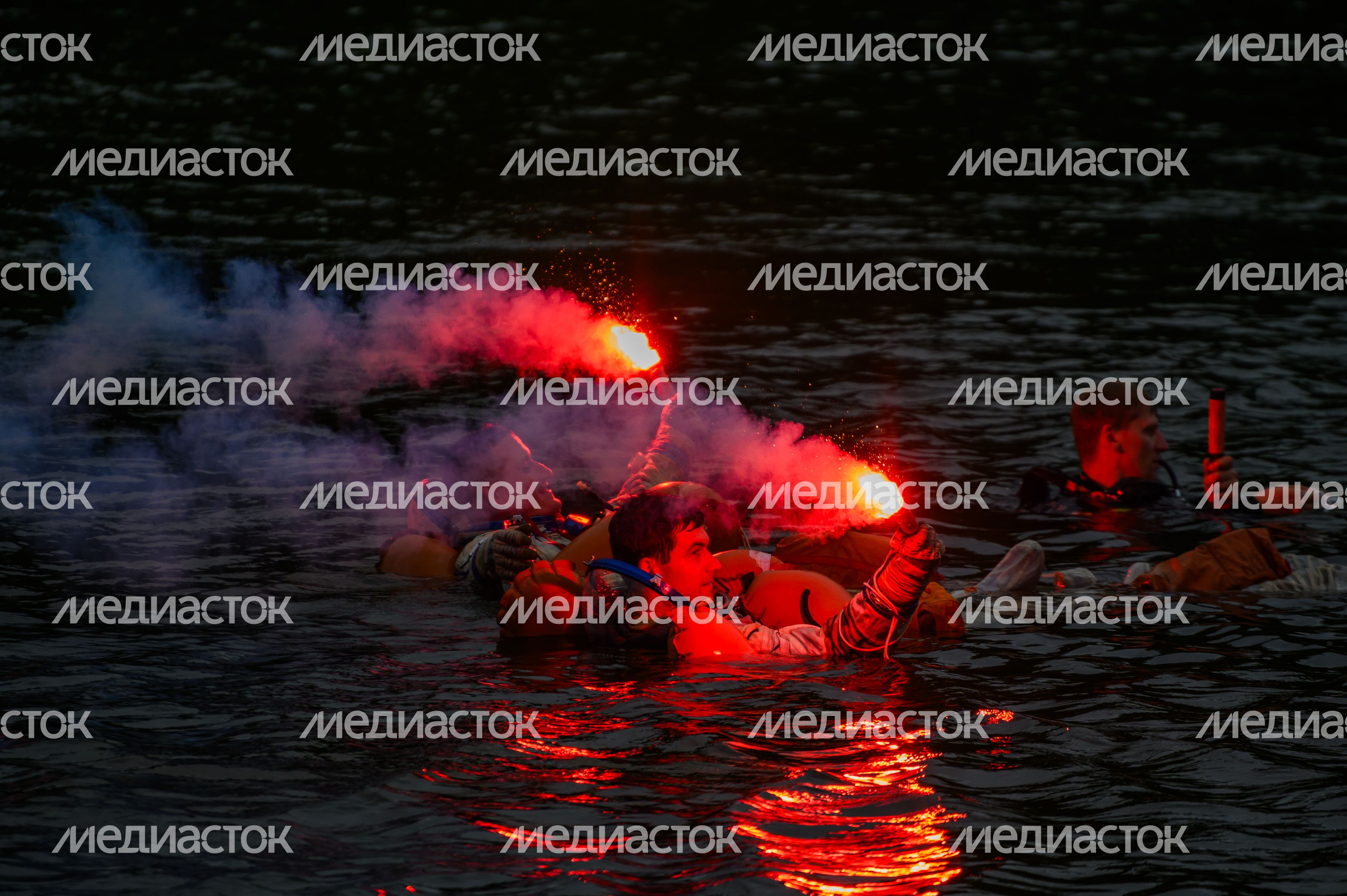 Тренировка космонавтов по действиям после посадки на воду в Ногинске