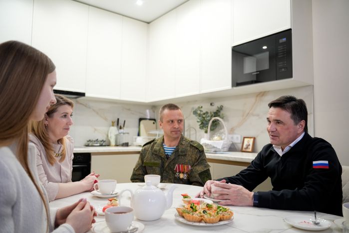 Андрей Воробьев накануне Пасхи навестил  в Электрогорске героя СВО и его семью