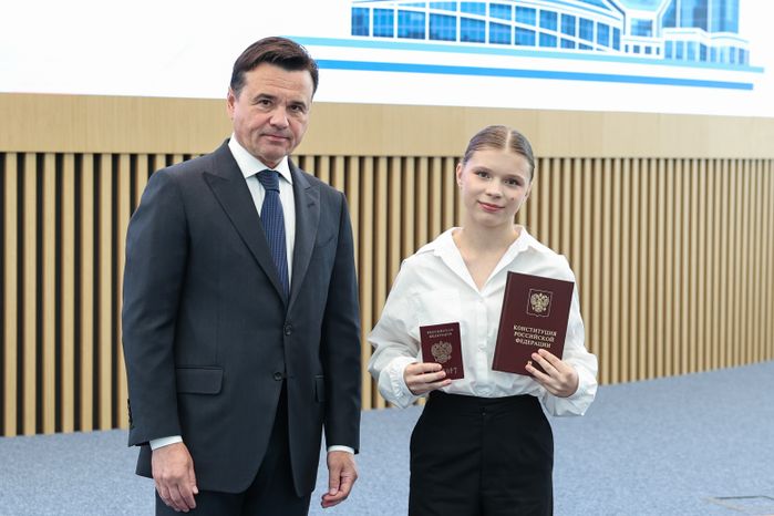 Андрей Воробьев вручил паспорта юным жителям Подмосковья