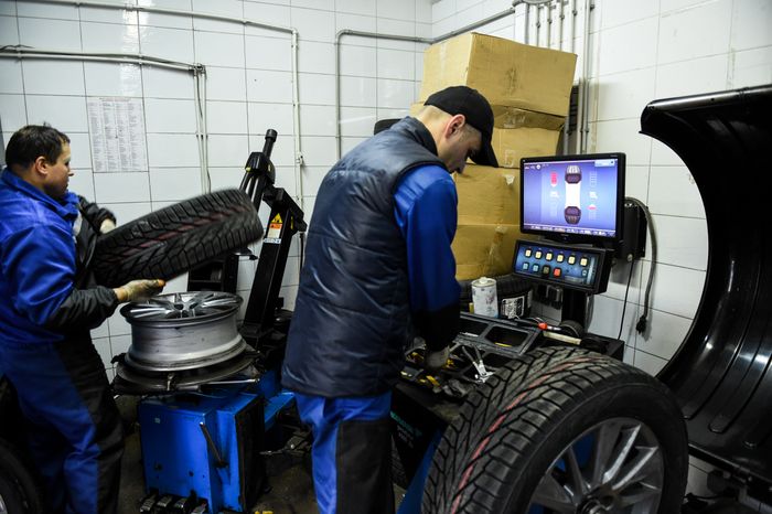 Работа шиномонтажной мастерской перед началом зимнего сезона