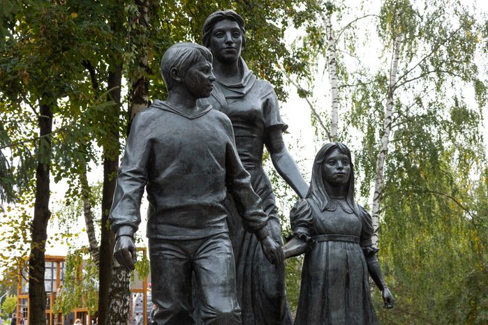 Памятник «Нашим матерям» на аллее Славы города Видное Ленинского округа