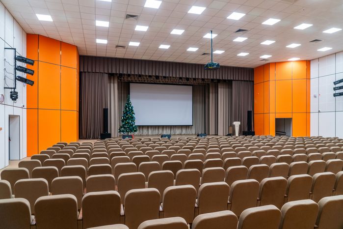 Актовый зал в новом корпусе «Интеллектуал» школы «КвантУм» им. Героя СССР В. Фабричнова в мкр. Восточный Звенигорода
