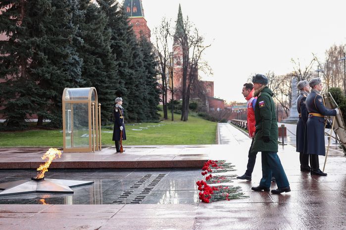 Волонтеры и герои СВО возложили цветы к Вечному огню у кремлевской стены