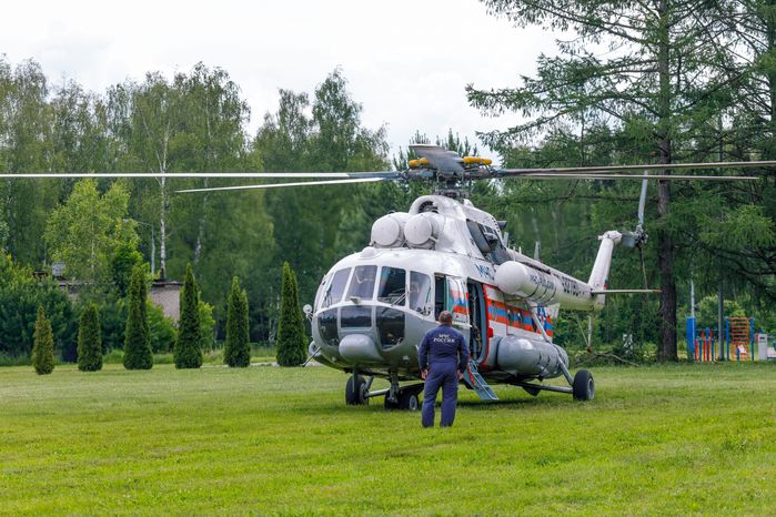 Вертолет МЧС России на тренировке спасательной операции космонавтов в Звездном городке