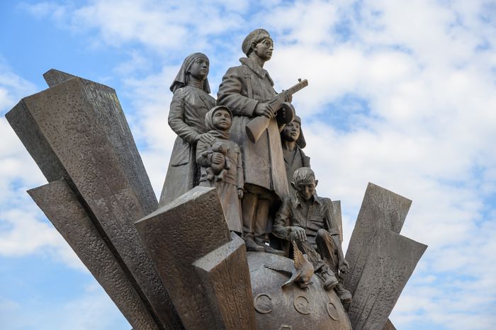 Памятник детям военных лет в поселке Свердловский округа Лосино-Петровский