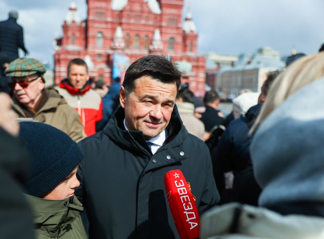 Андрей Воробьев вместе со своими детьми и семьей Героя России посетил Парад Победы