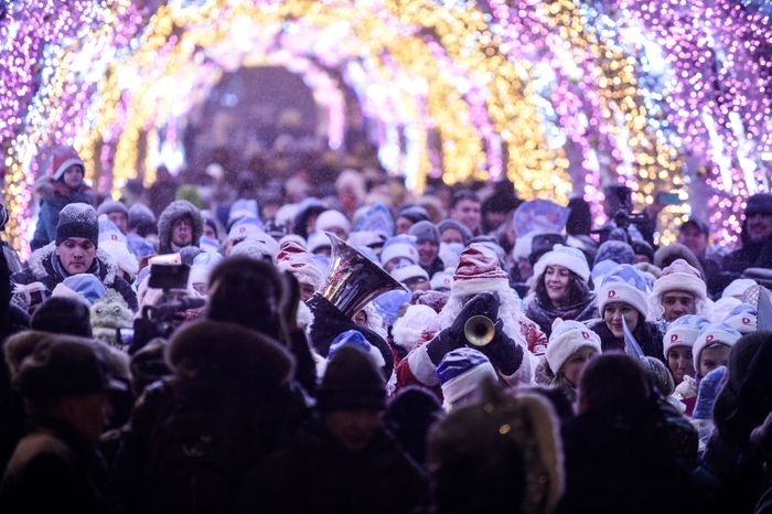 Парад Снегурочек в Москве