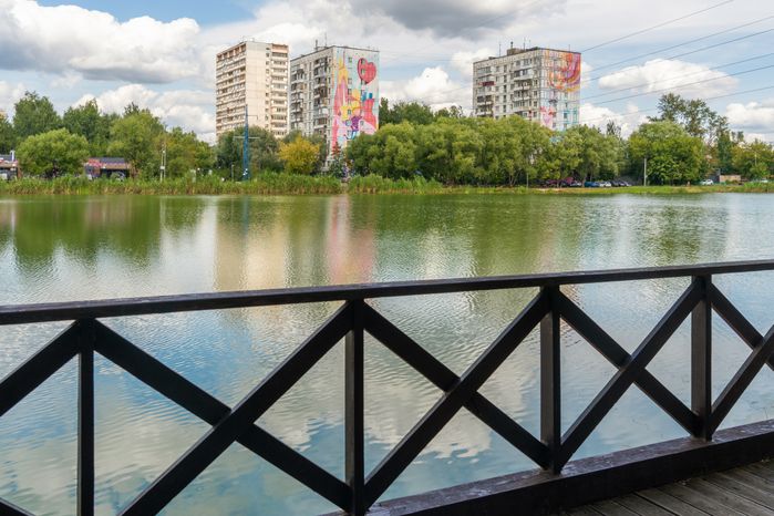 Мурал «Лети к мечте» на фасаде дома по улице Ленина в Лобне
