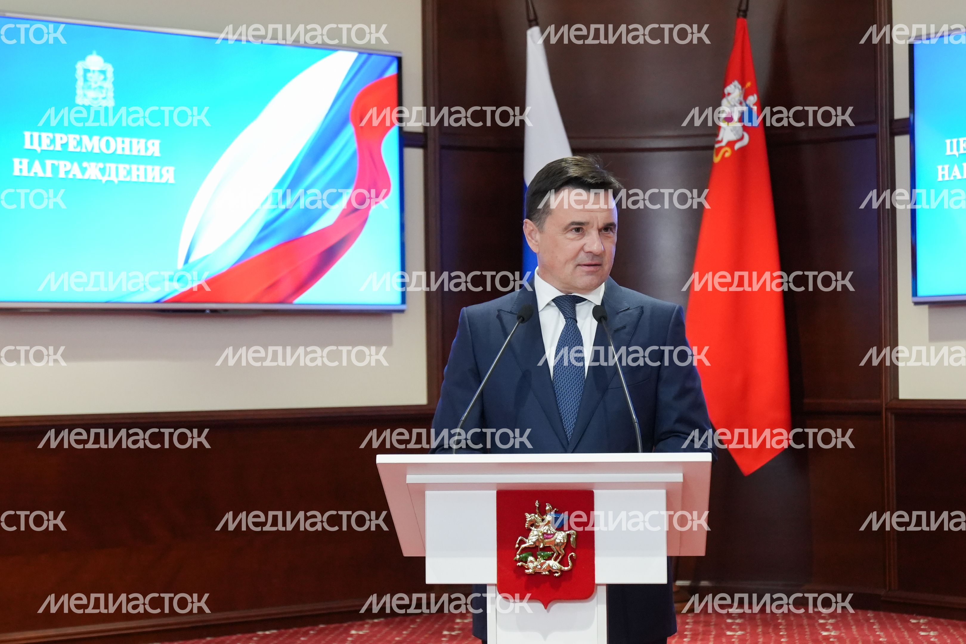 Андрей Воробьев вручил государственные награды добровольцам БАРСа