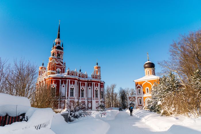 Готический Ново-Никольский собор зимой в Можайске