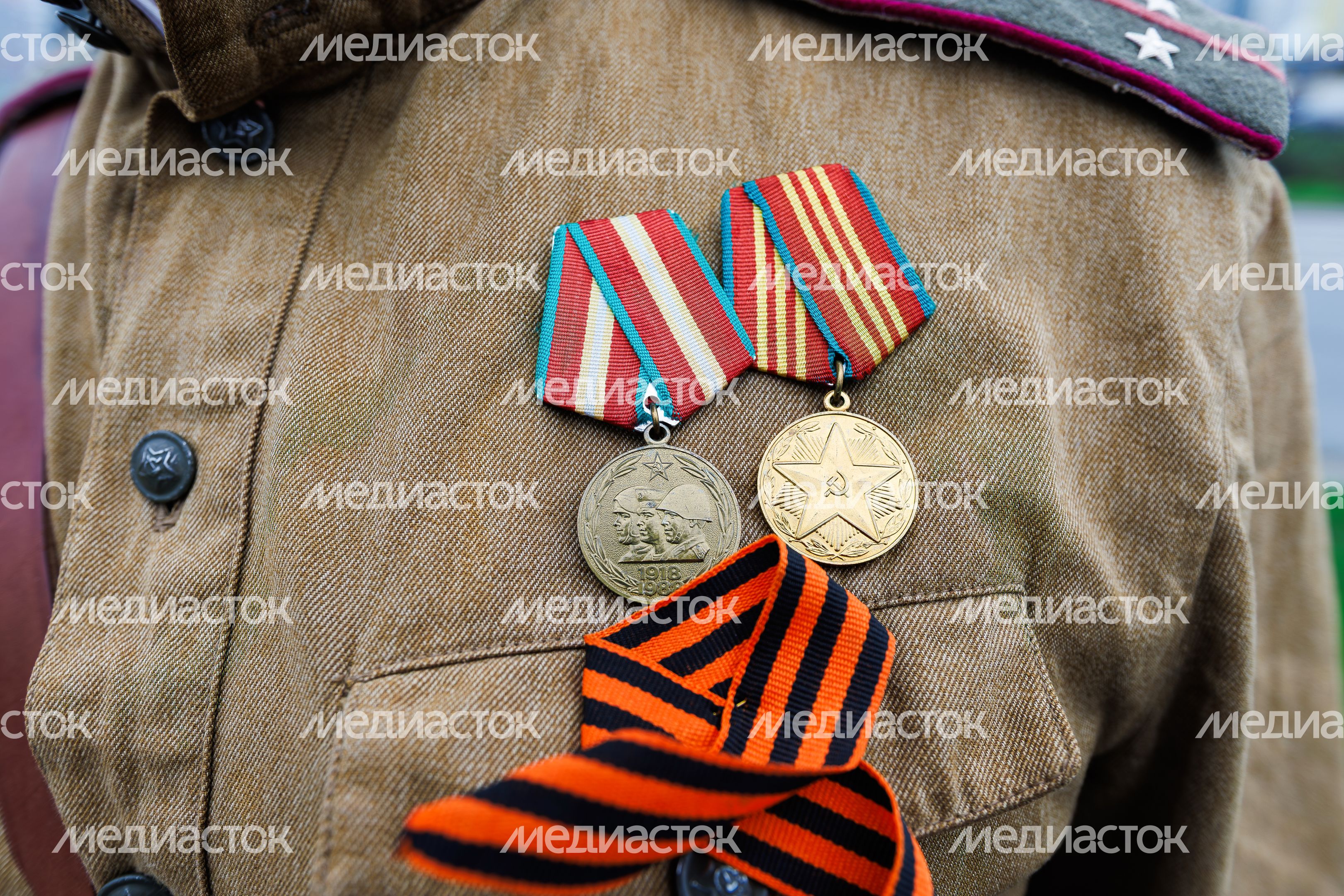 Медали на гимнастерке в День Победы Медали на гимнастерке в День Победы
