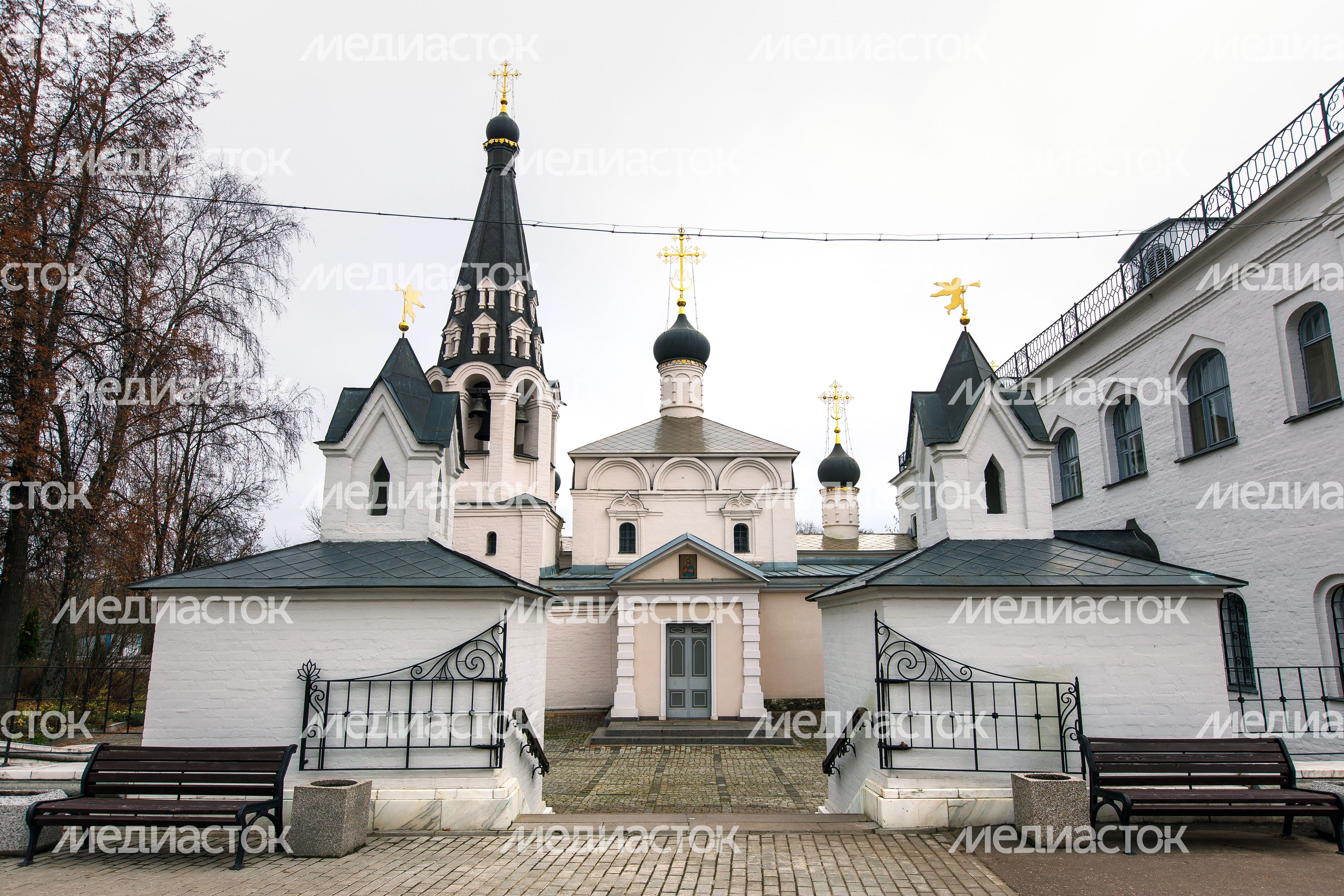 Церковь Спаса Нерукотворного Образа в Долгопрудном осенью Церковь Спаса Нерукотворного Образа в Долгопрудном осенью