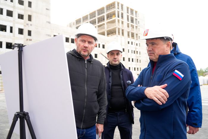 Андрей Воробьев проверил ход строительства ЦРБ в Балашихе