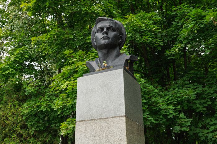Памятник Герою Гражданской войны матросу Анатолию Железнякову в Центральном парке культуры и отдыха Долгопрудного