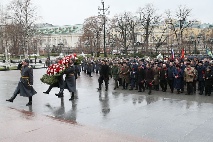 А. Воробьев возложил цветы к Могиле Неизвестного Солдата