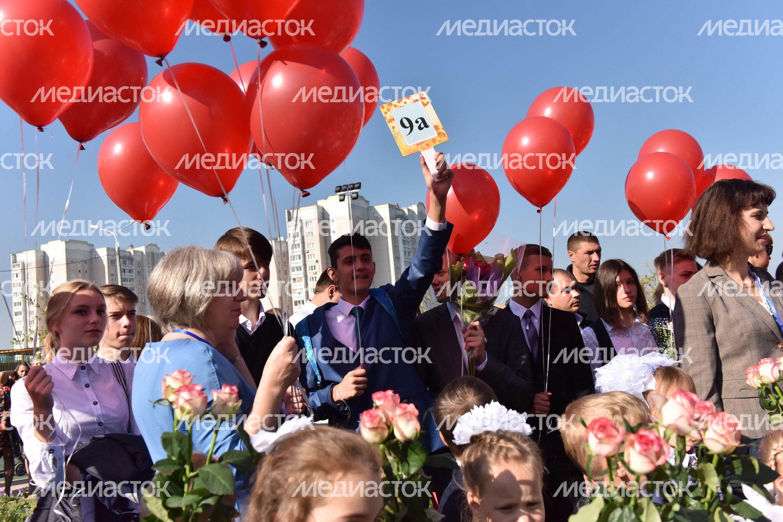 Медведев и Воробьев пообщались с учениками 11 класса новой подольской школы