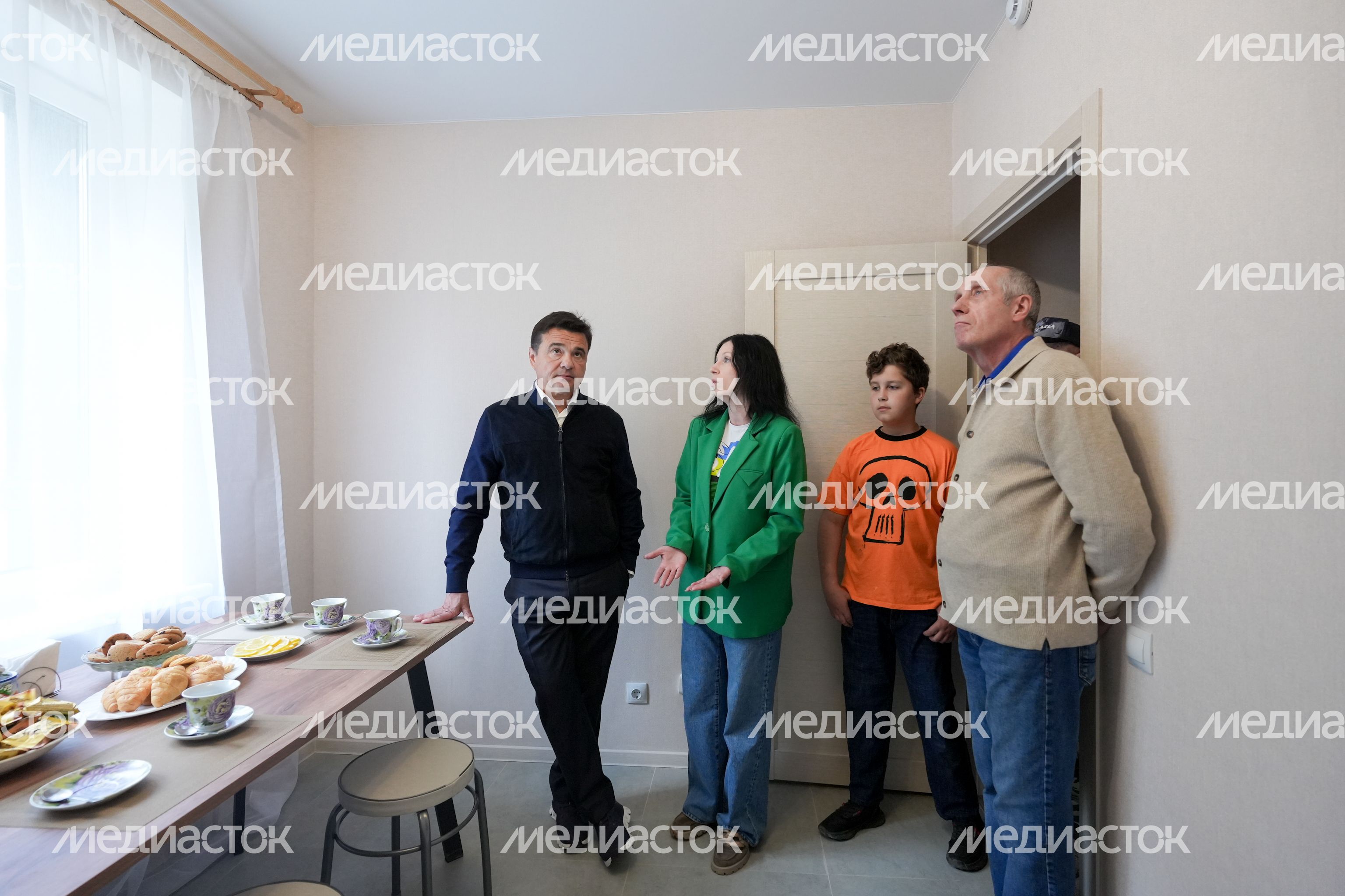 Андрей Воробьев поздравил новоселов, переехавших из аварийного жилья в новую многоэтажку в п. Южный г.о. Подольск Андрей Воробьев поздравил новоселов, переехавших из аварийного жилья в новую многоэтажку в п. Южный г.о. Подольск