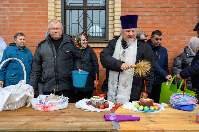 Освещение куличей в праздник Пасхи в храме Неопалимая Купина в Востряково округа Домодедово