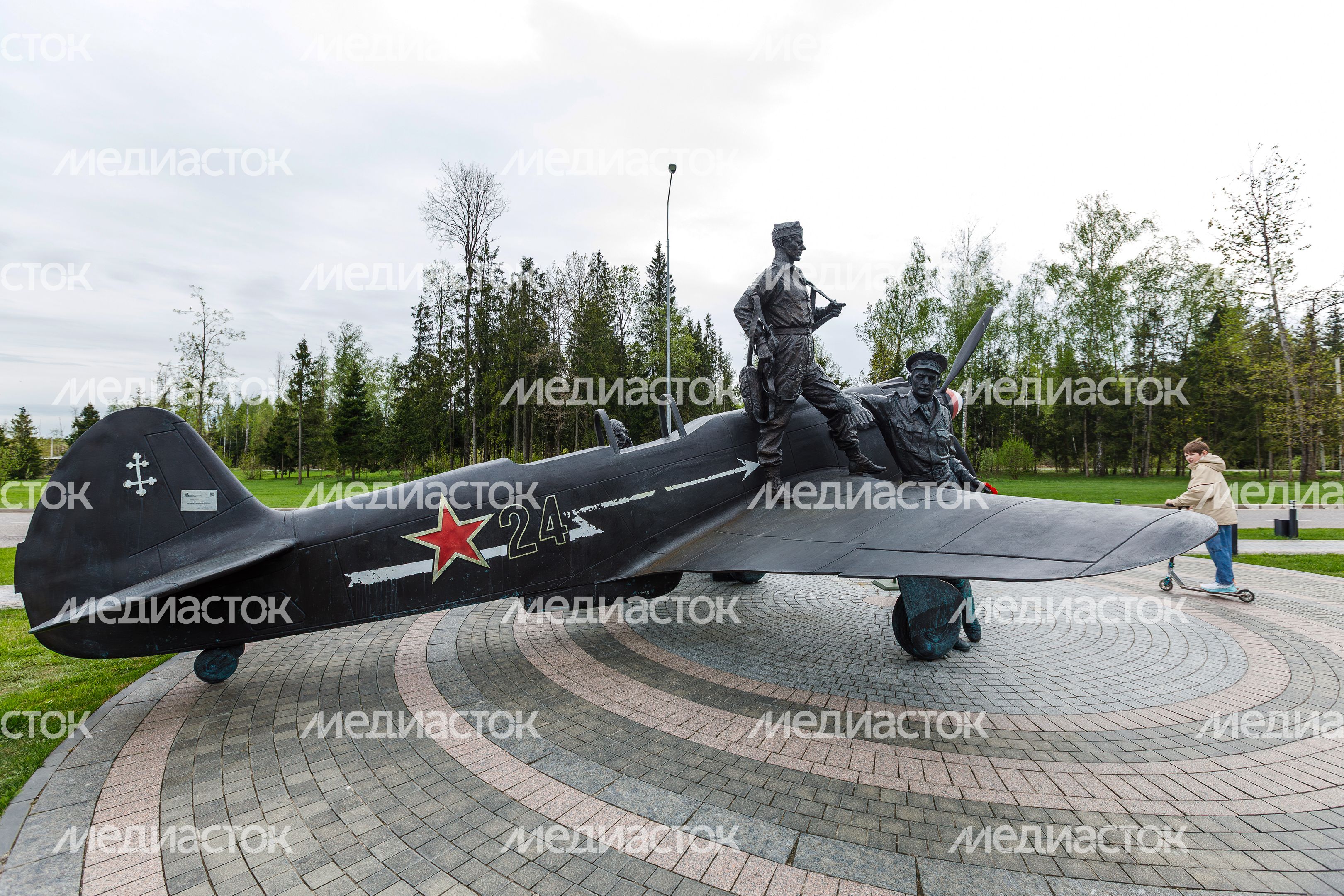 Скульптура «Союзники. Полк Нормандия-Неман» на аллее Союзников в Центральном парке «Патриот» Одинцовского округа Скульптура «Союзники. Полк Нормандия-Неман» на аллее Союзников в Центральном парке «Патриот» Одинцовского округа