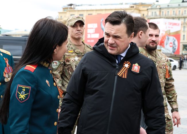 Андрей Воробьев вместе с участниками СВО возложил венок и цветы к Могиле Неизвестного Солдата