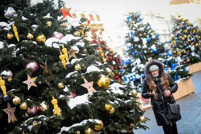 Открытие выставки дизайнерских елок на Кузнецком мосту