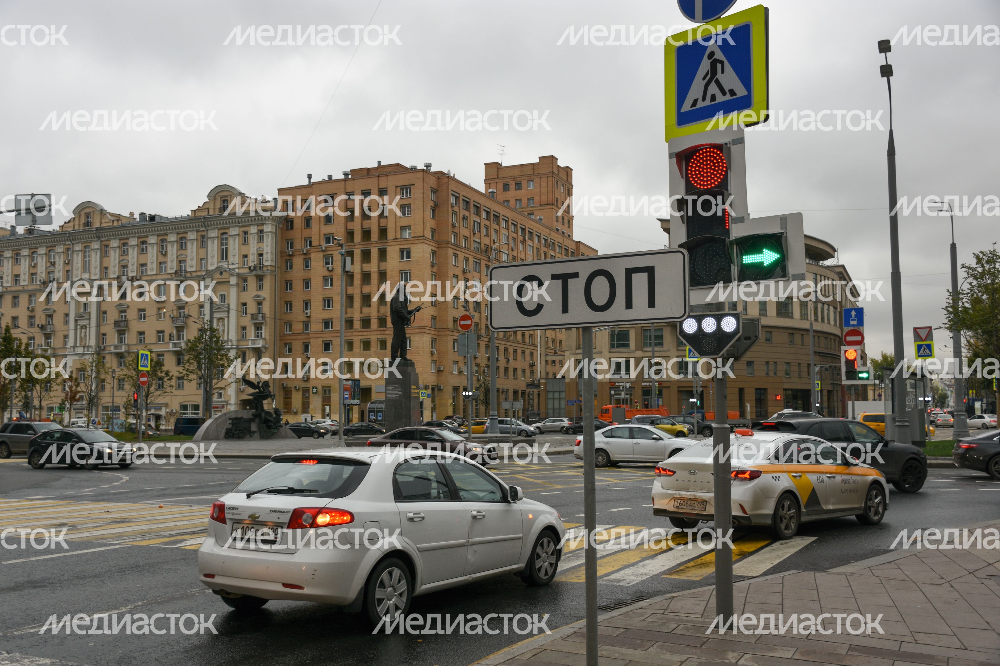 Повседневная жизнь города в Москве осенью