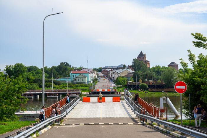 Наплавной разводной Бобреневский мост в Коломне через Москву-реку